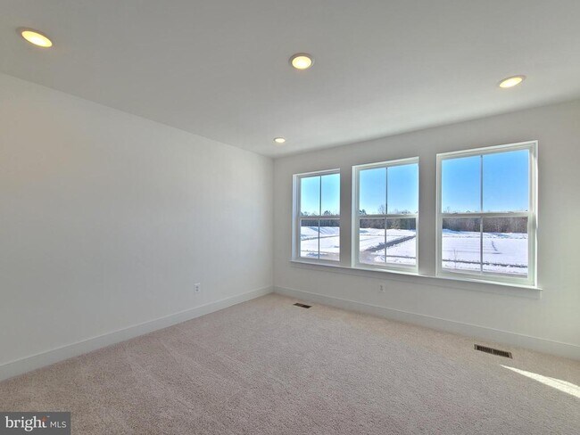 Building Photo - 5046 Bigleaf Rd