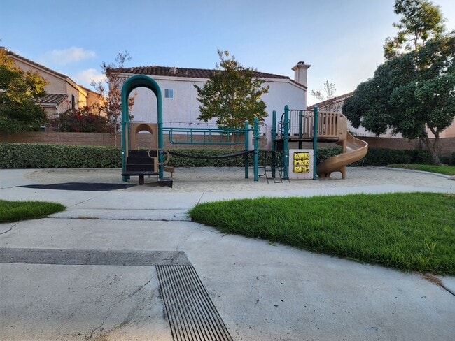 Building Photo - Gorgeous 4 br./3 bath home, close to highl...