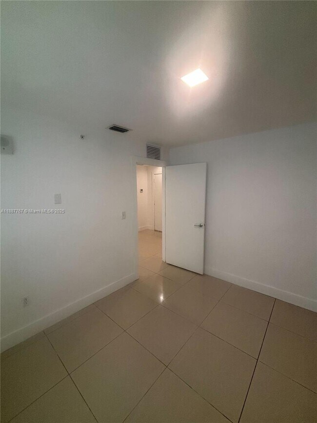 Building Photo - 821 SW 18th Ave