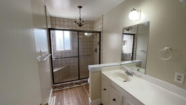 Building Photo - Nice 4 bedroom 2 bathroom home with sparkl...