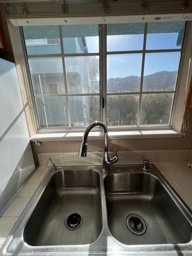 Building Photo - 2 bed / 2 bath two story in prime La Cresc...
