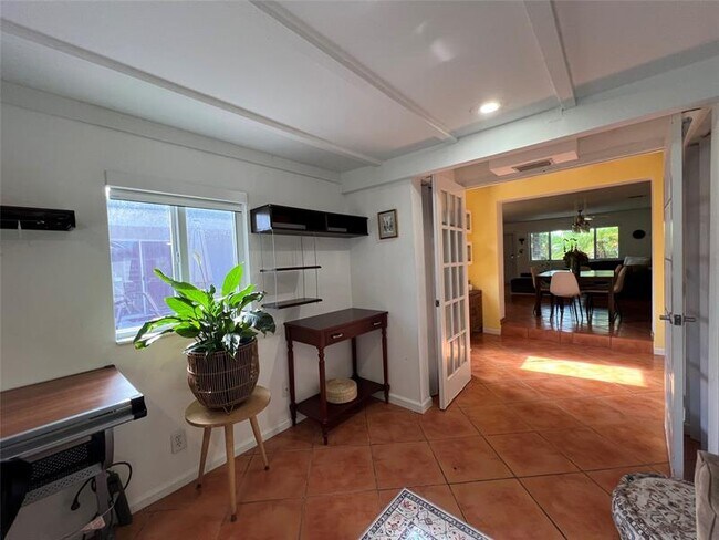 Building Photo - 1433 SE 5th Ct