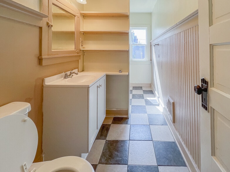 Building Photo - 1218 Bluff Ave