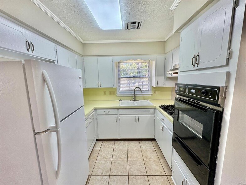 Building Photo - 761 Forestdale Dr