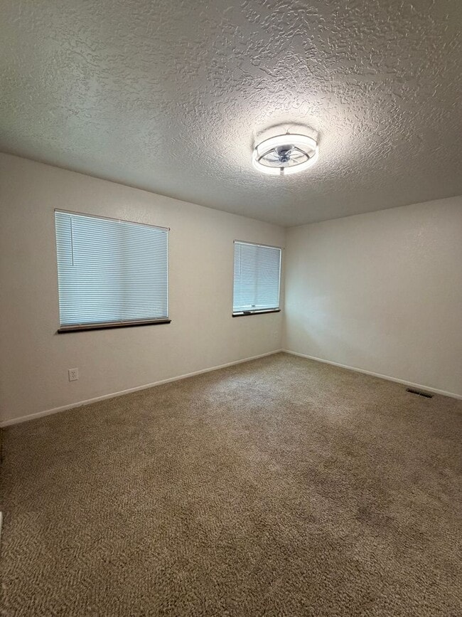 Building Photo - 3 Bedroom Townhouse