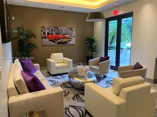 Building Photo - 999 SW 1st Ave