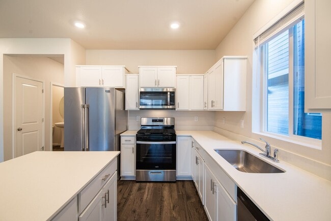 Building Photo - Beautiful newer construction 4 bed, 2.5 ba...