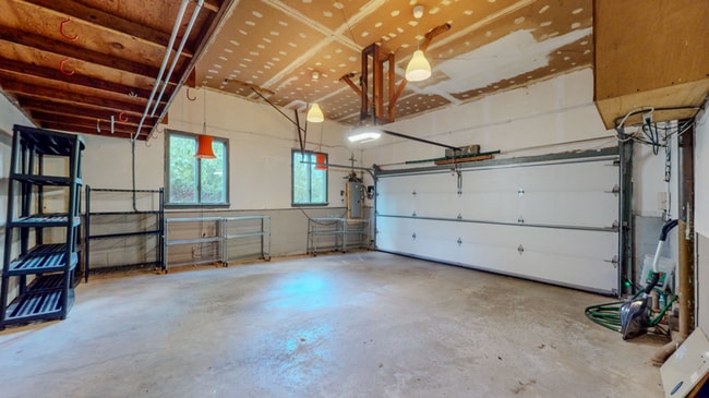 Building Photo - Spacious 3-Bedroom Split-Level with Firepl...