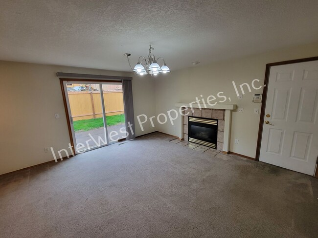 Building Photo - Tigard 3 Bd 2ba Ranch Style Home on Flag L...
