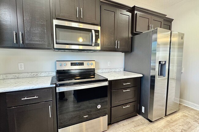 Building Photo - AVAILABLE NOW! (Small Pets Only)