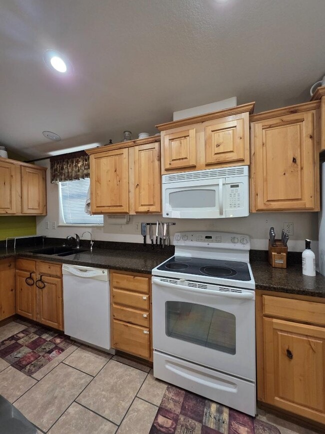 Building Photo - 5707 E 32nd St