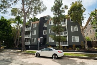 Building Photo - 685 Kelton Ave