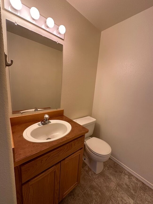 Building Photo - Cozy 2 Bed, 1.5 Bath Town Home!