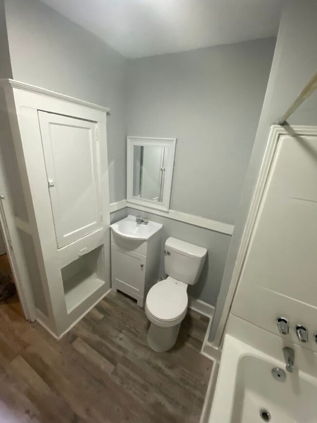 Building Photo - Dowtown Gadsden - Newly Renovated- Spacious
