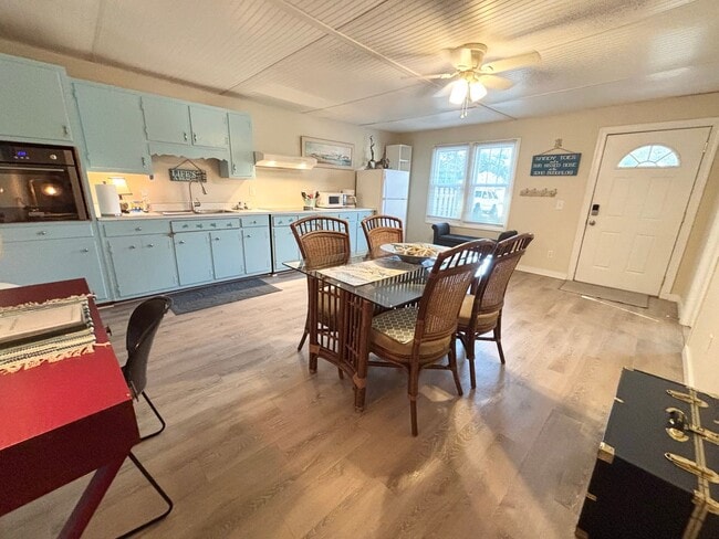 Building Photo - CALLING ALL SNOWBIRDS! Fully furnished apartment!