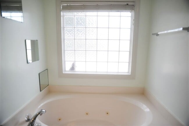 Building Photo - Updated Stunner