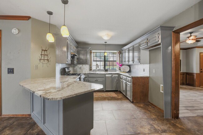 Building Photo - 14125 Osage Dr