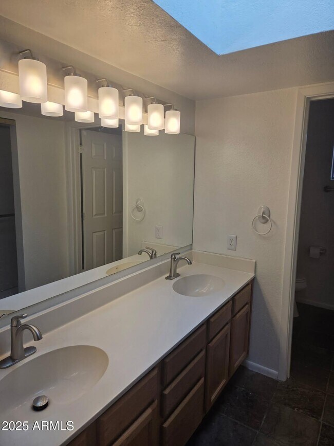 Building Photo - 1315 E Susan Ln