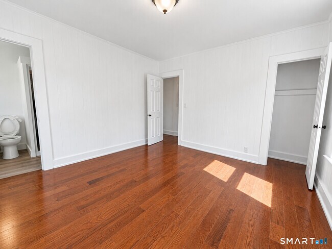 Building Photo - 407 Shelton Ave