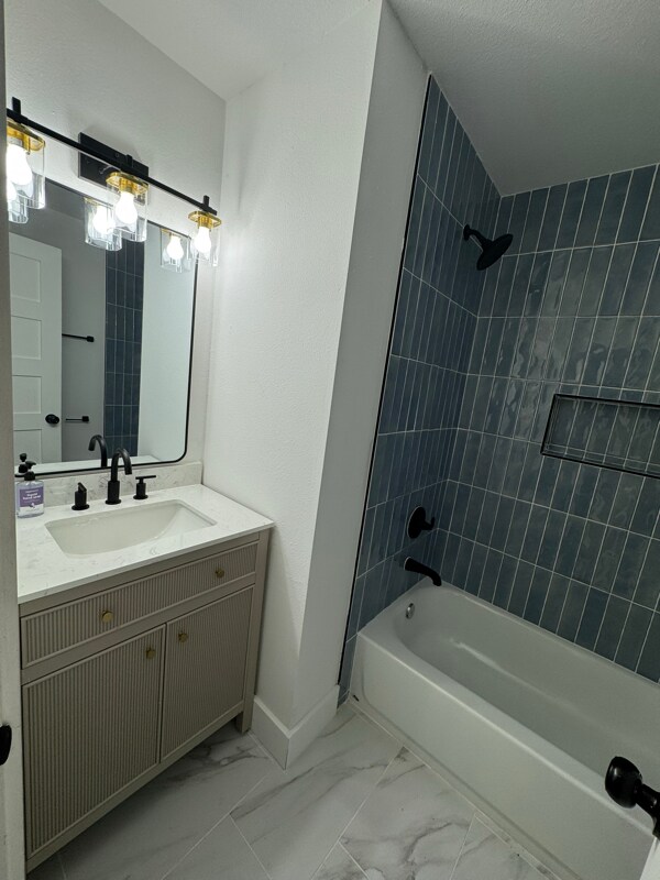 Building Photo - 10206 Oak Hollow Cir