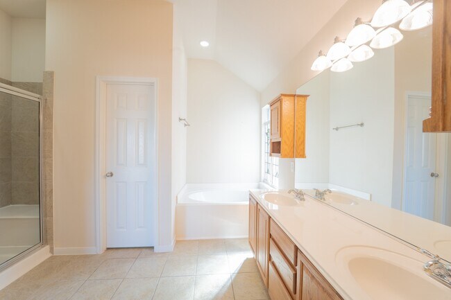 Building Photo - 2910 Sandleigh Dr