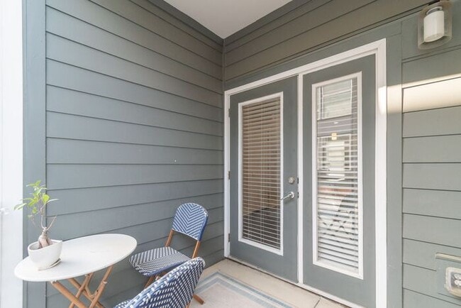 Building Photo - Beautiful Modern Townhome in South End Available 5/1!