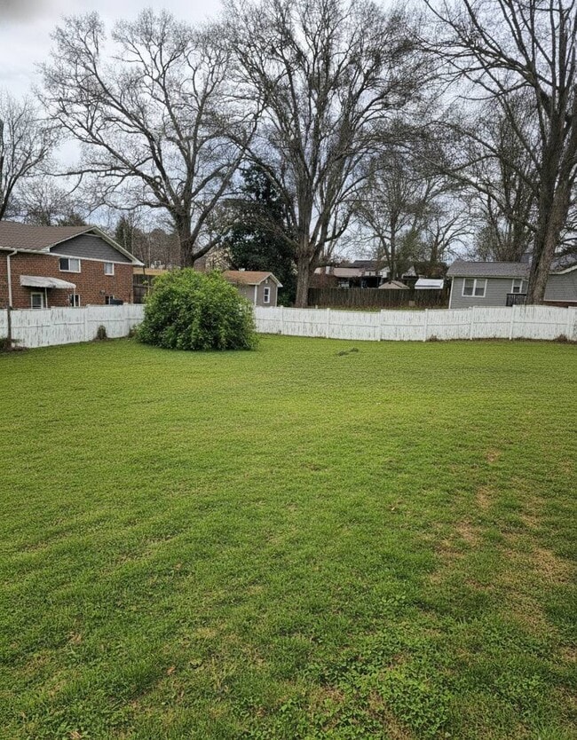 Building Photo - 402 Laurel St