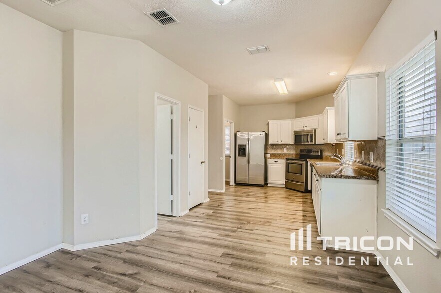 Building Photo - 2021 Cone Flower Dr