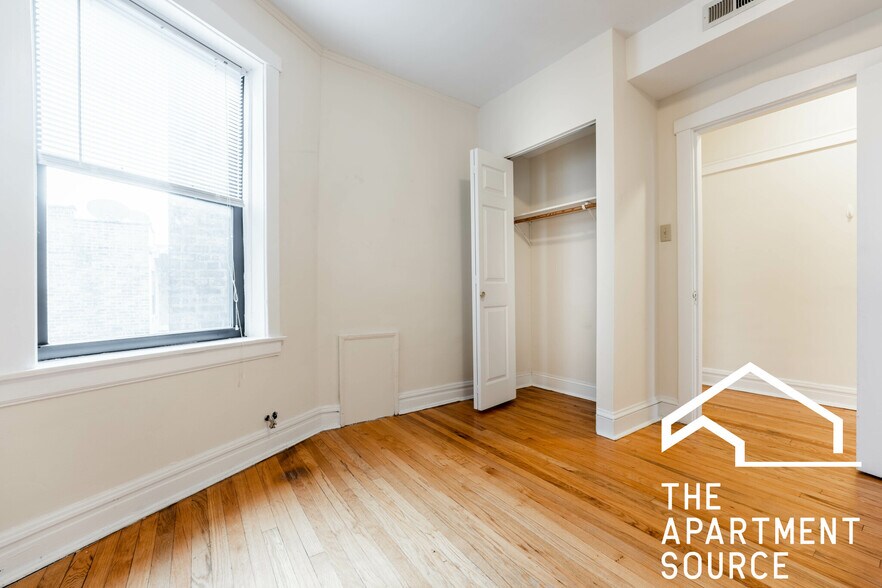 Building Photo - 1949 W Winnemac Ave