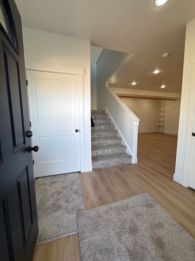 Building Photo - 725 W 350 N