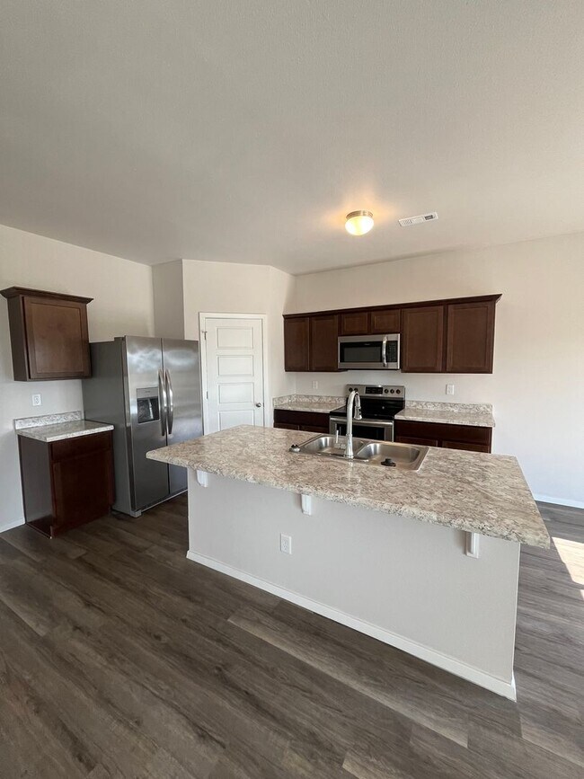 Building Photo - *Pre-leasing* Three Bedroom | Two and a Half Bathroom Home in Farmington