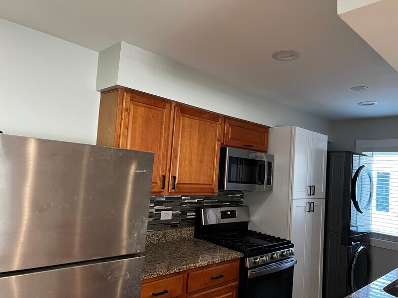 Building Photo - 1041 Cove Dr