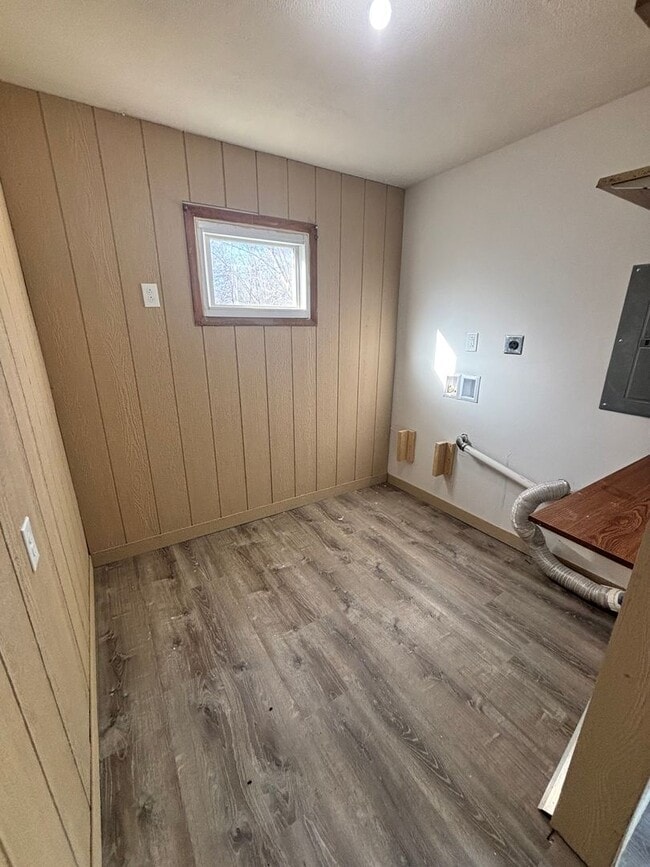 Building Photo - 4 bed 1 bath remodeled house!