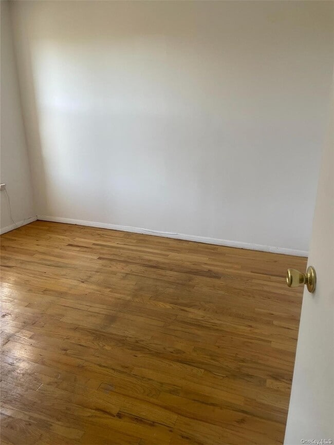 Building Photo - 62 Middle Neck Rd