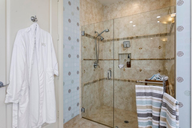 Building Photo - 6700 Fox Hollow Dr