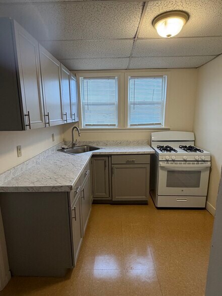 Building Photo - 8 Elm St