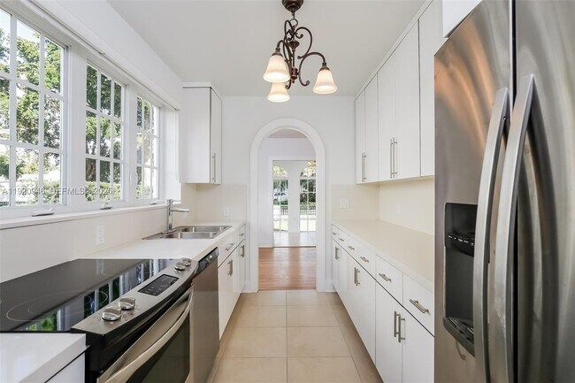 Building Photo - 1916 Ferdinand St