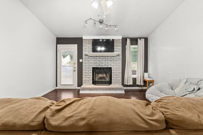 Building Photo - Cute & Cozy 3 Bdrm 2 Bath