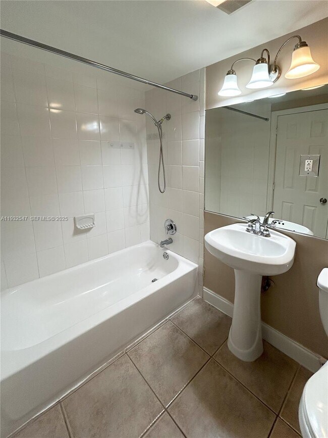 Building Photo - 715 NE 6th St