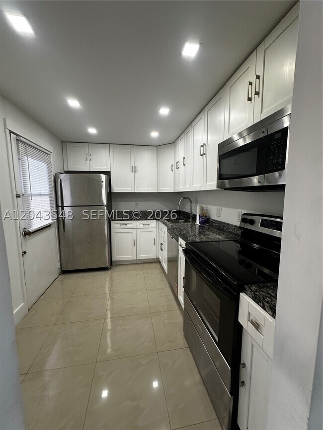 Building Photo - 3475 N Country Club Dr