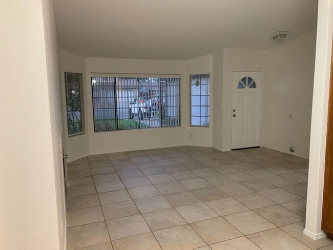 Building Photo - Beautiful 3 bedroom home!