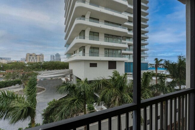 Building Photo - 1601 S Flagler Dr