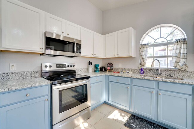 Building Photo - 532 Viola Dr