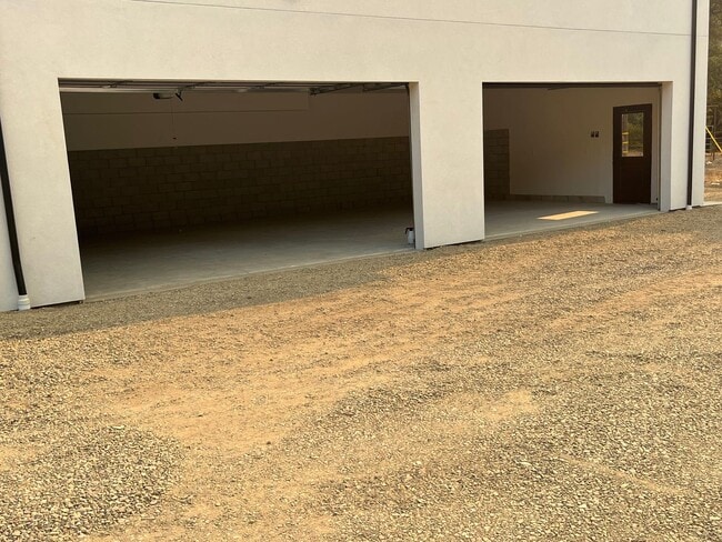 Building Photo - 2901 Tepusquet Rd
