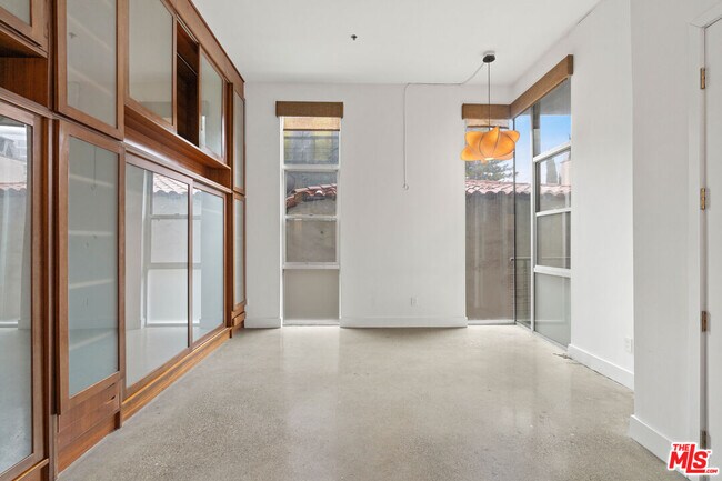 Building Photo - 1152 N La Cienega Blvd