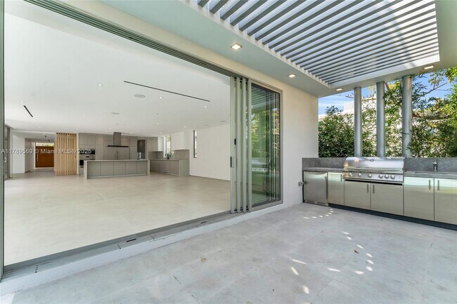 Building Photo - 2110 S Miami Ave