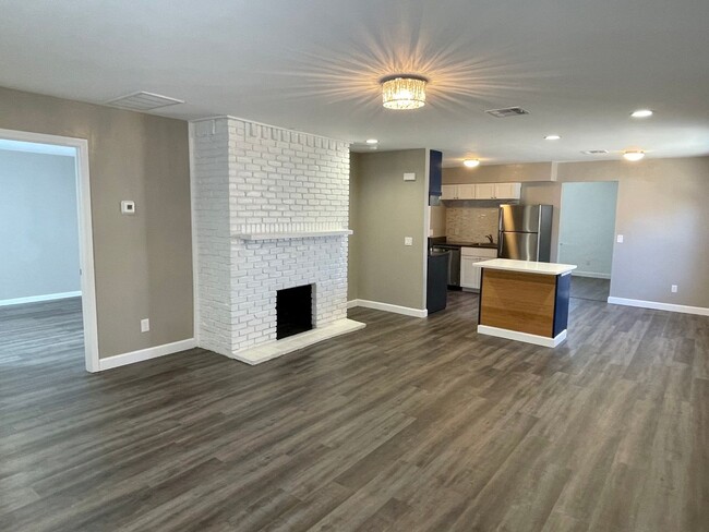 Building Photo - Updated and Spacious 2 bed 2 bath in the P...