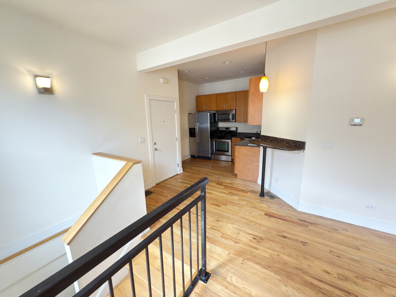Building Photo - 2835 N Damen Ave