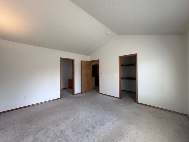 Building Photo - Welcome to this spacious and inviting single-family home w/fully fenced backyard! New Carpet Inst...