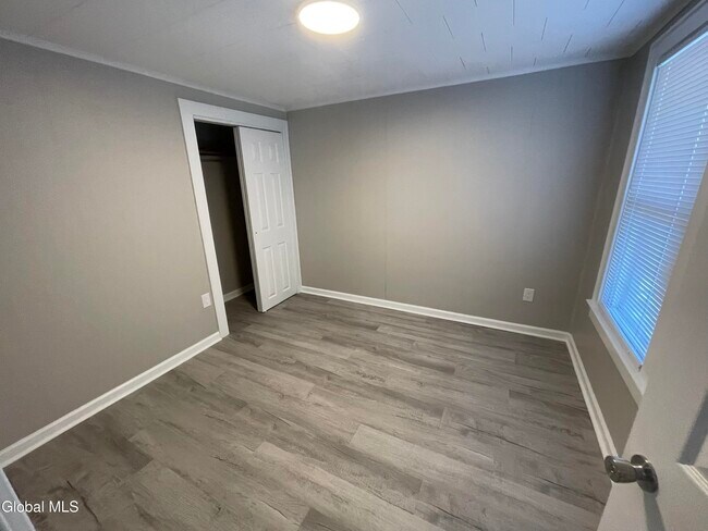 Building Photo - 28 Leversee Ave